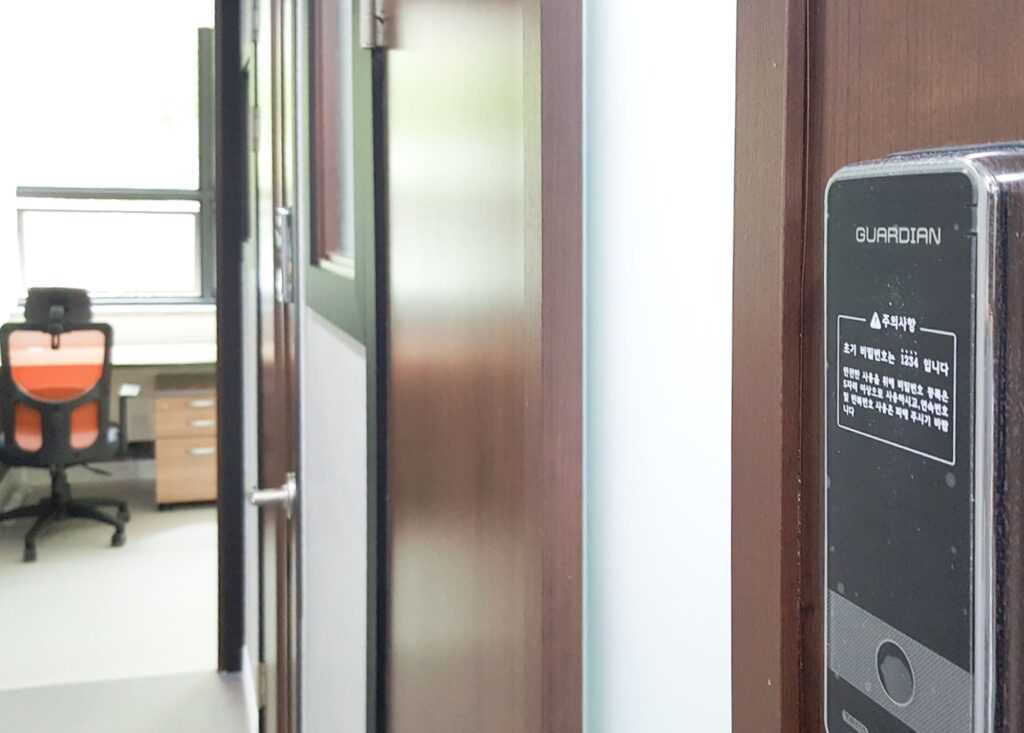 본관 통로 개별 도어락